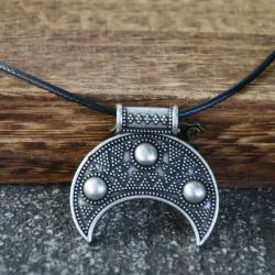 Slawisches Lunula-Amulett: Halbmond-Anhänger für Damen