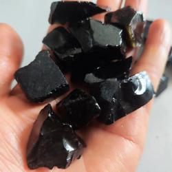 Siyah Obsidyen Kristali: Doğal Şifa ve Dekoratif Taş