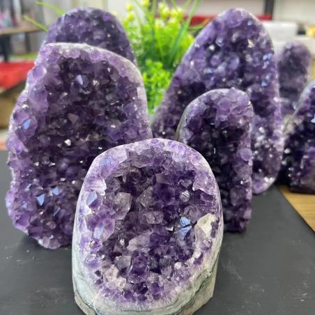 Cluster di geodi di ametista: cristalli naturali grezzi per guarigione e decorazione