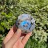 Sfera di pietra di luna arcobaleno: sfera di cristallo curativa con flash blu
