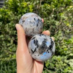 Sfera di pietra di luna arcobaleno: sfera di cristallo curativa con flash blu