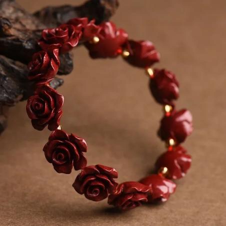 Luxuriöses Armband mit roten Zinnoberrosenperlen | Designergeschenk