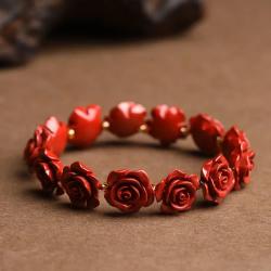 Luxuriöses Armband mit roten Zinnoberrosenperlen | Designergeschenk
