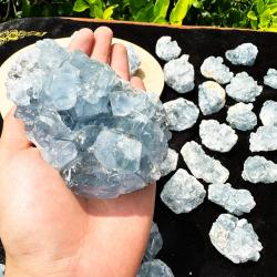 Cristallo di celestina naturale: pietra grezza e cluster di druse (3,5-4 cm)