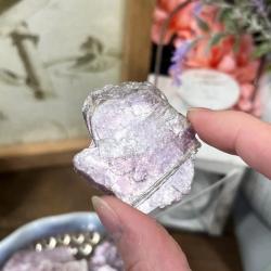 Tranche de lépidolite naturelle : cristal brut pour le Reiki et les chakras