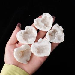 Amas de cristaux de quartz clair : Guérison énergétique et décoration intérieure