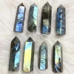 Obélisque en labradorite : décoration en cristal aux vertus énergétiques