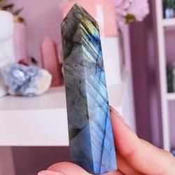 Labradorit-Obelisk: Dekoration aus energetisch heilenden Kristallen
