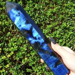Labradorit-Obelisk: Dekoration aus energetisch heilenden Kristallen