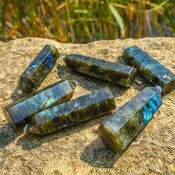 Labradorit-Obelisk: Dekoration aus energetisch heilenden Kristallen