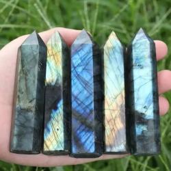 Labradorit-Obelisk: Dekoration aus energetisch heilenden Kristallen