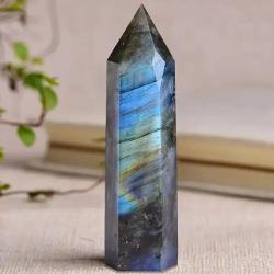 Labradorit-Obelisk: Dekoration aus energetisch heilenden Kristallen