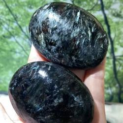 Astrophyllit-Handschmeichler: Kristalle für Energieheilung und Meditation