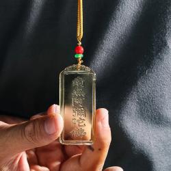 Pendentif en verre Namo Amitabha : amulette bouddhiste pour la méditation et la guérison