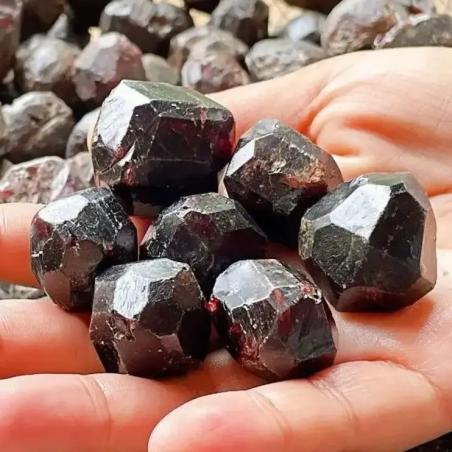 Kırmızı Garnet Kristal Ham Taş - Doğal Mineral Örneği ve Hediye