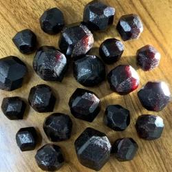 Kırmızı Garnet Kristal Ham Taş - Doğal Mineral Örneği ve Hediye
