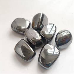 Hématite et cristaux de quartz : pierres naturelles pour la création de bijoux et d’objets artisanaux