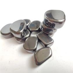 Hématite et cristaux de quartz : pierres naturelles pour la création de bijoux et d’objets artisanaux