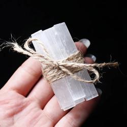 Bâtonnets et baguettes de cristal de sélénite pour la méditation et la décoration