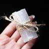 Bâtonnets et baguettes de cristal de sélénite pour la méditation et la décoration