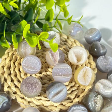 Géode sphérique en agate : Décoration en cristal naturel et bijoux à faire soi-même