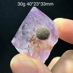 Quartz rutile et améthyste en grappe : Pierres de guérison naturelles pour la décoration