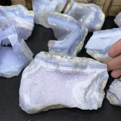 Pierre d'agate dentelle bleue brute : cristal de guérison et d'apaisement pour la méditation