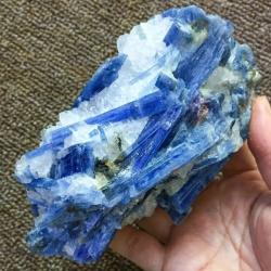 Cristal de kyanite bleue rare : pierre précieuse naturelle, aux vertus lithiques et décoratives
