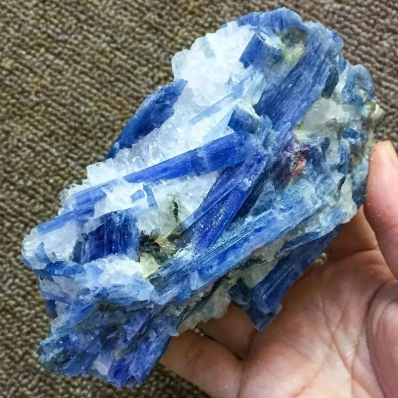 Cristal de kyanite bleue rare : pierre précieuse naturelle, aux vertus lithiques et décoratives