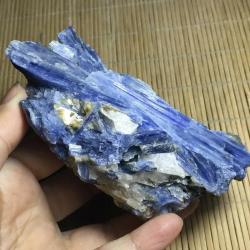 Cristal de kyanite bleue rare : pierre précieuse naturelle, aux vertus lithiques et décoratives