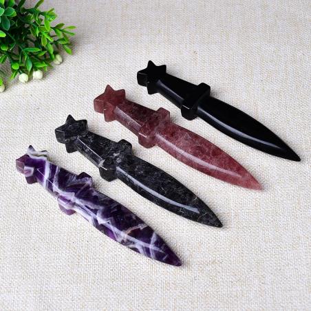 Couteau de sorcière sculpté dans du cristal : Rituels et décoration intérieure