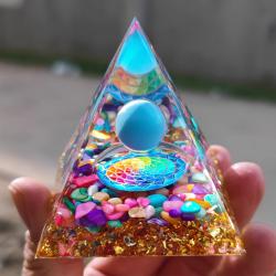 Pyramide génératrice d'énergie orgonique en améthyste et péridot