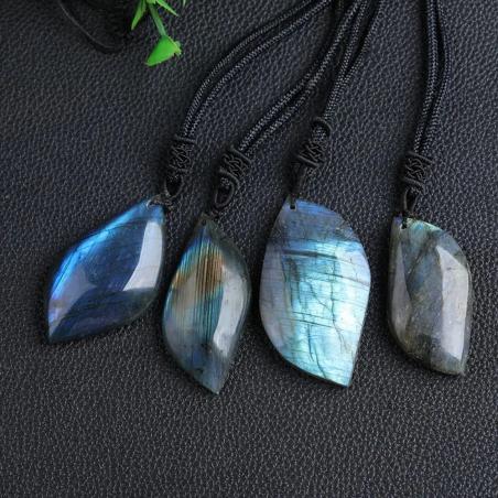 Pierre à polir en cristal de labradorite : forme géométrique et beauté naturelle