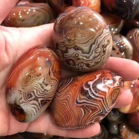 Pürüzsüz Akik Taşı: Doğal Reiki Kristali ve Ev Dekorasyonu