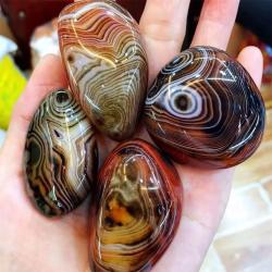 Pürüzsüz Akik Taşı: Doğal Reiki Kristali ve Ev Dekorasyonu