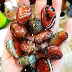 Pürüzsüz Akik Taşı: Doğal Reiki Kristali ve Ev Dekorasyonu