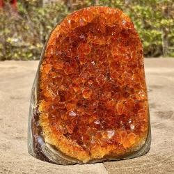 Amas de cristaux de quartz orange : Décoration minérale unique et cadeau