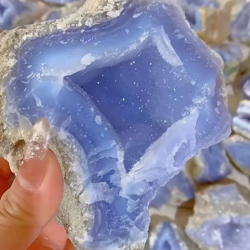 Géode d'agate dentelle bleue : Cristal brut décoratif pour le Reiki et la maison