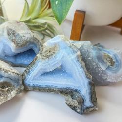 Géode d'agate dentelle bleue : Cristal brut décoratif pour le Reiki et la maison