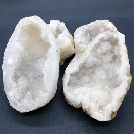 Géodes d'agate aux vertus curatives : cristaux naturels pour la décoration et le Reiki