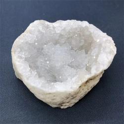Géodes d'agate aux vertus curatives : cristaux naturels pour la décoration et le Reiki