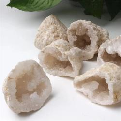 Géodes d'agate aux vertus curatives : cristaux naturels pour la décoration et le Reiki