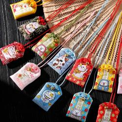 Ciondolo Omamori: portachiavi per ricchezza, salute e protezione