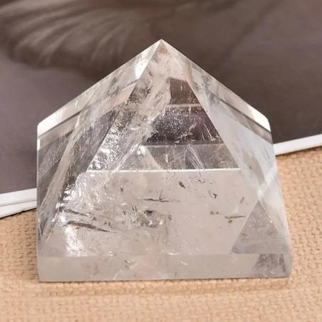 Pyramide en quartz clair naturel : Décoration pour la guérison Reiki et la méditation