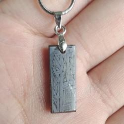 Pendentif météorite Muonionalusta : pierre précieuse de fer naturel