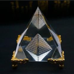Pyramide de cristal égyptienne : Guérison énergétique et décoration Feng Shui
