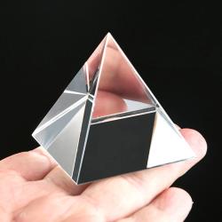 Pyramide en cristal de quartz clair : Guérison Reiki et décoration intérieure