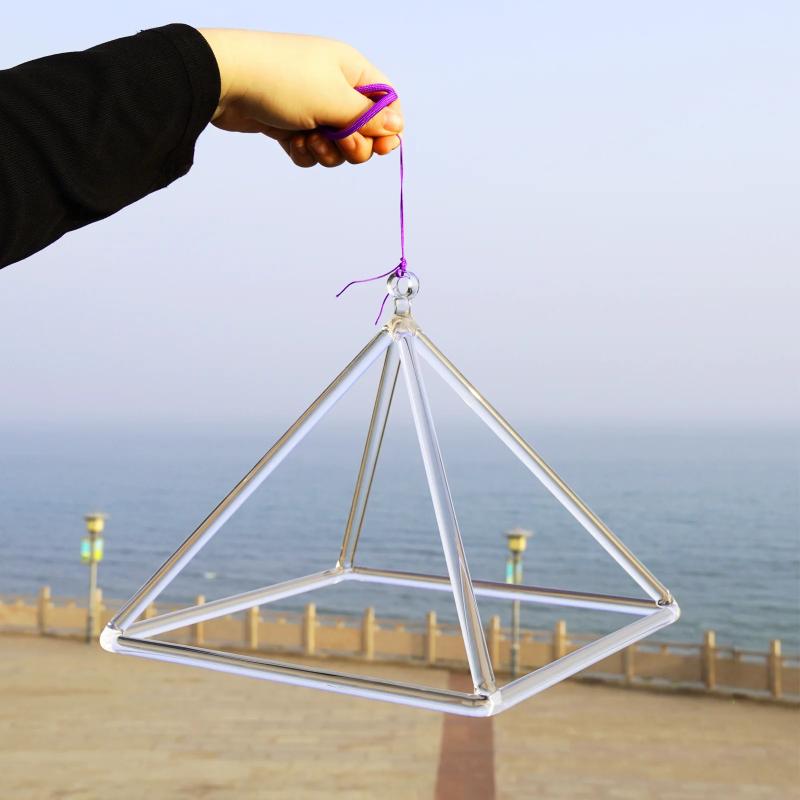 Pyramides chantantes en cristal pour la guérison sonore et la méditation
