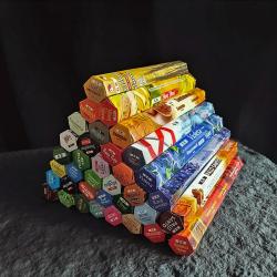 Räucherstäbchen aus Sandelholz und Salbei für Meditation und Entspannung