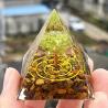 Pyramide d'orgone œil de tigre et péridot pour la méditation et la guérison
